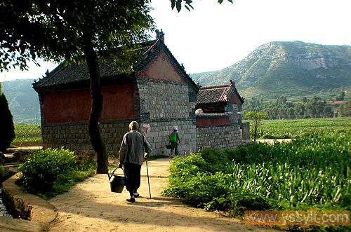 村民汲泉水饮用