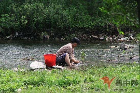 村姑在盆泉流淌的地方浣衣