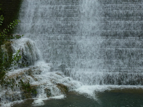 泉水飞倐而下的情景